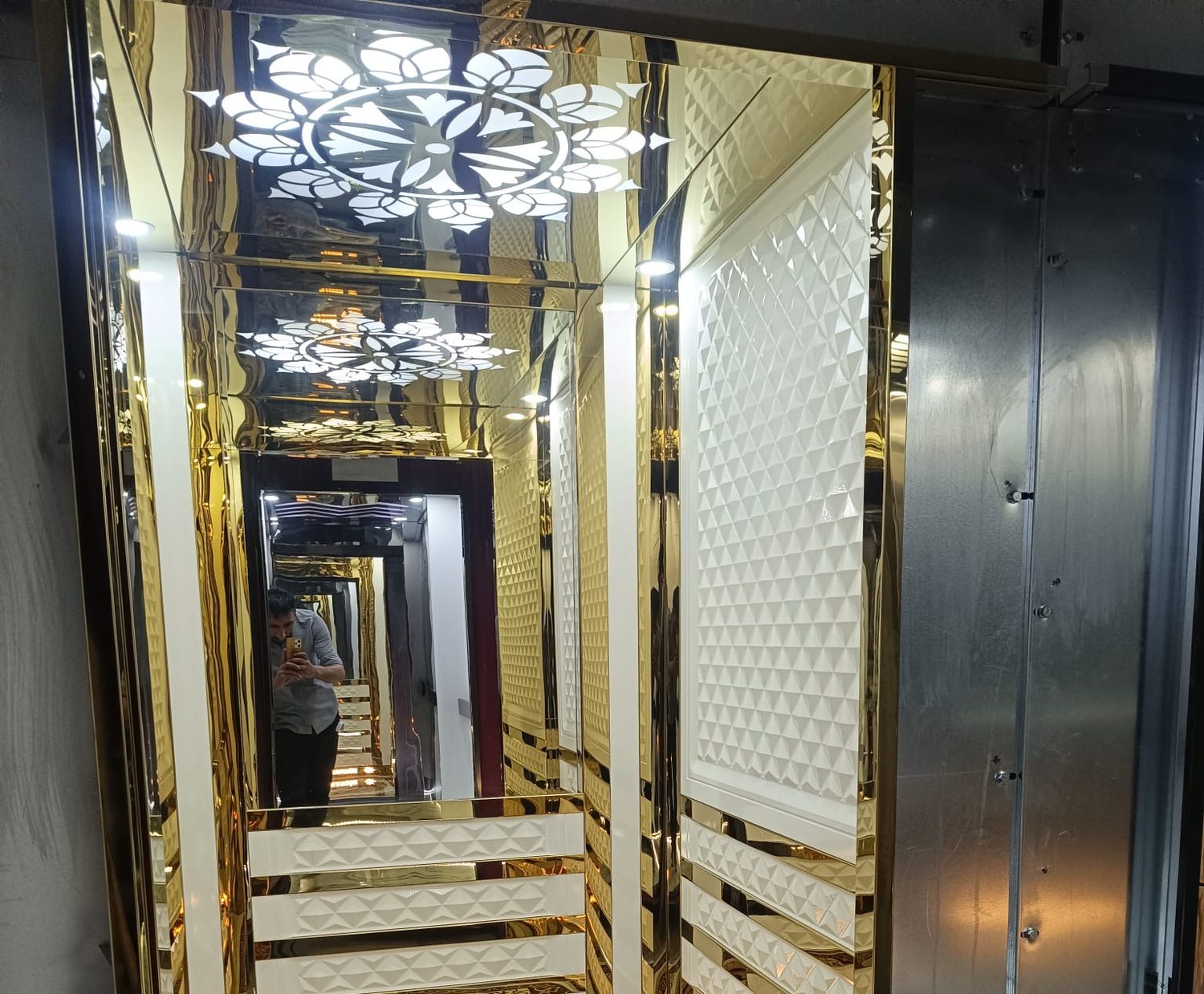 Altın kaplama klasik asansör kabini